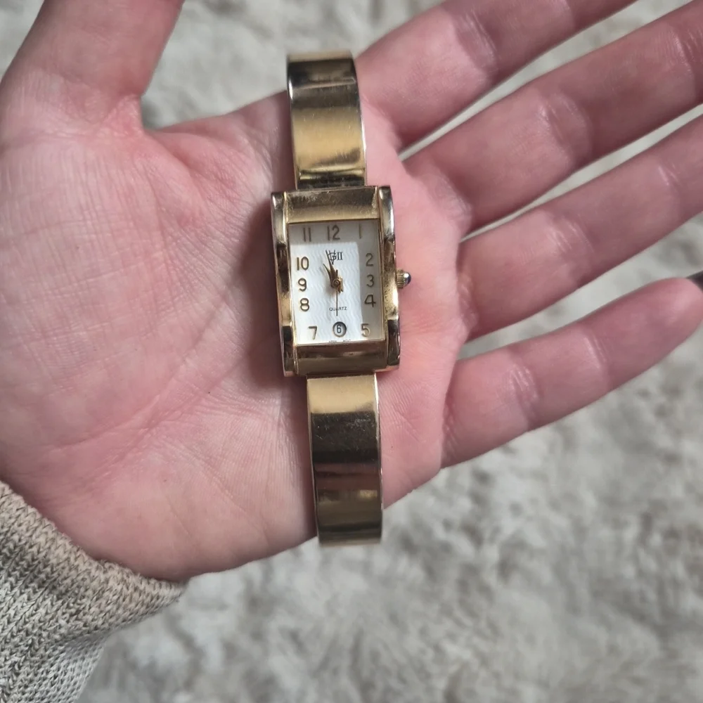 Womens GVII Watch Wristwatch Gold Tone Modern Contemporary Sleek Chic Office ✨️